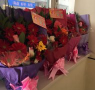 花送雷鋒手，情暖雷鋒心——“萬(wàn)朵鮮花送雷鋒”活動(dòng)溫暖落幕